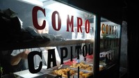 Combro Capitol di Jalan Astana Anyar, Bandung juga bisa menjadi pilihan untuk jajan combro. Warung gorengan ini buka setiap pukul 17.00 WIB. Combro seharga Rp 3.000-an ini punya isian oncom yang gurih, manis, dan agak pedas. Foto: Google Review/Instagram