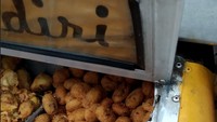 Di kawasan Asia Afrika, ada penjual combro enak yang terkenal. Yaitu Comro Echo yang teksturnya sangat renyah, tapi isi oncomnya padat pedas. Harganya Rp 2.000-an. Foto: Google Review/Instagram