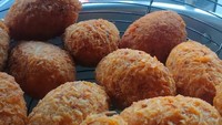 Di Suryakencana, Bogor, ada penjual combro enak yang sudah tersohor. Namanya Combro Atmaja yang cepat ludes setiap harinya dengan harga Rp 5.000 per buah. Combronya garing dengan isi oncom yang padat pedas. Foto: Google Review/Instagram
