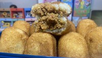 Di Jatinegara ada warung gorengan yang belakangan ini viral, yaitu Combro Bu Aminah. Lokasinya berada di kawasan Pasar Jatinegara (Bali Mester), tepatnya di Gang Tai. Harga combro yang ukurannya besar dengan isian padat ini dibanderol Rp 3.500 per buah. Foto: detikFood