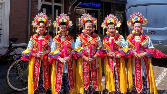 Delegasi tari dari KPM.