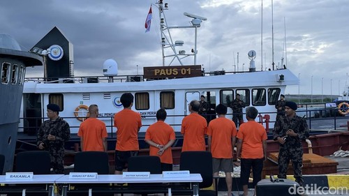 Ditjen PSDKP Kementerian Kelautan dan Perikanan (KKP) menggelar konferensi pers terkait penangkapan kapal ilegal asal China di kawasan Pelabuhan Benoa, Denpasar, Bali, Senin (15/5/2025). (Foto: Rizki Setyo/detikBali)