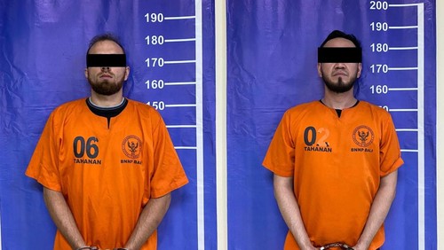 Dua WN Kazakhstan berinisial GT (28) dan IM (35) ditangkap tim Bidang Pemberantasan BNNP Bali di Desa Batuan, Kecamatan Sukawati, Gianyar, Jumat (11/4/2025). (Dok. BNNP Bali)