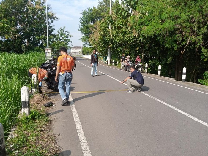 Polisi saat melakukan olah TKP remaja tewas saat duel pakai celurit di Jalan Bawuran, Pleret, Bantul, Minggu (11/5/2025).