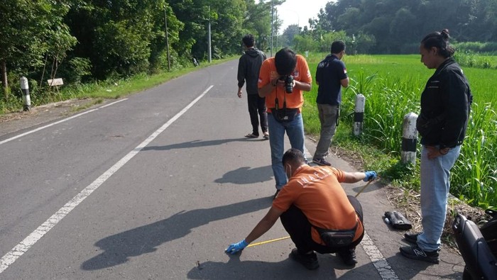 Polisi saat melakukan olah TKP remaja tewas saat duel pakai celurit di Jalan Bawuran, Pleret, Bantul, Minggu (11/5/2025).
