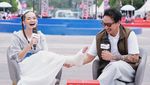 Enzy Storia Pakai Tongkat dan Kaki Digips, Kenapa Ya?