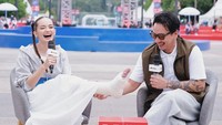 Kaki Enzy Storia yang digips diperlihatkan oleh Vincent Rompies. Sampai saat ini belum ada keterangan kenapa Enzy pakai tongkat dan kaki digips. (Foto: dok Instagram)