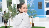 Di Instagram, Enzy Storia memperlihatkan pose foto sambil memegang tongkat. (Foto: dok Instagram)