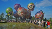 Sejumlah warga menyaksikan penerbangan balon tradisional saat Festival Balon Ngawen di lapangan Candi Ngawen, Muntilan, Magelang, Jawa Tengah.