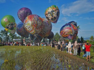 Balon Udara Aneka Warna Turut Meriahkan Perayaan Waisak