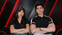 Verrell Bramasta dan Fuji pose samaan nih. (Foto: dok Instagram)
