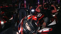 Verrell Bramasta pamer otot saat foto bareng Fuji di gokart. (Foto: dok Instagram)