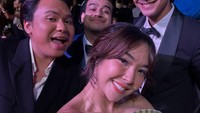 Cinta Brian genggam erat tangan Gisel. (Foto: dok Instagram)