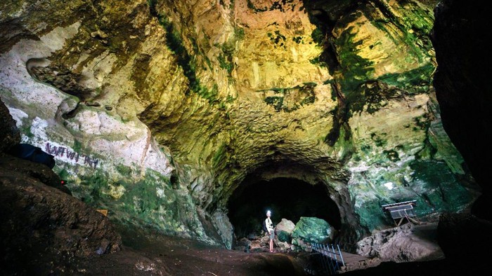Goa Batu Hapu Tapin, Kalimantan Selatan.