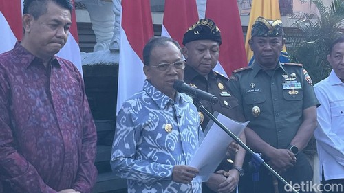Gubernur Bali Wayan Koster saat konferensi pers terkait organisasi masyarakat (ormas) yang ada di Bali di Rumah Jabatan Gubernur Bali, Jayasabha, Senin (12/5/2025).