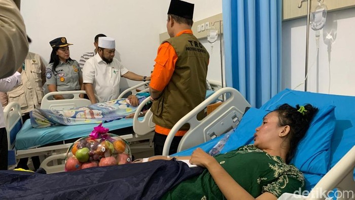 Helmi Hasan saat menengok korban kapal tenggelam yang dirawat di rumah sakit di Bengkulu.