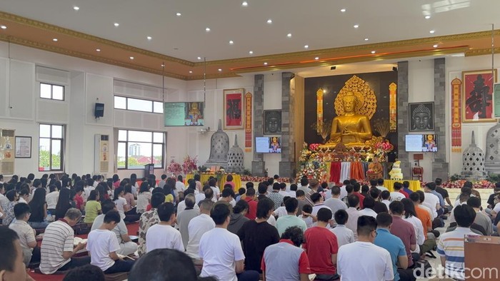 Ibadah Waisak di Vihara Buddhayana Dharmawira Centre