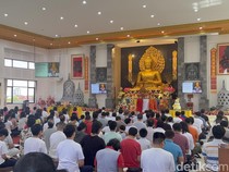 Ratusan Umat Buddha Khidmat Rayakan Waisak di Vihara BDC