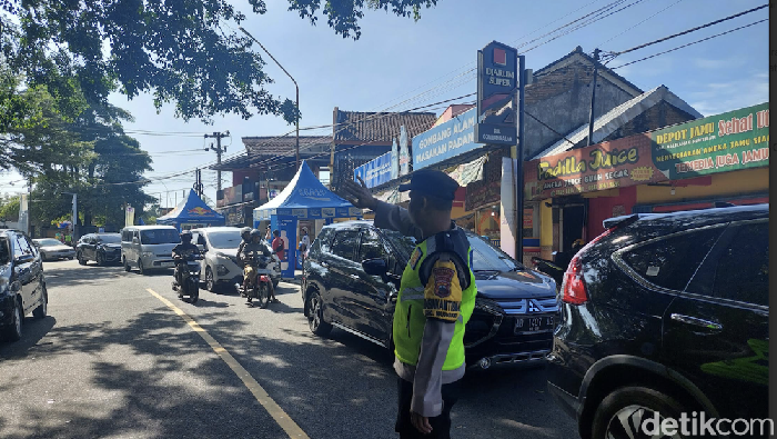 Jalan raya dari Candi Mendut ke Candi Borobudur ditutup sementara saat kirab Waisak, Senin (12/5/2025).