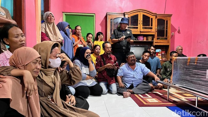 Jenazah Rizal Sampurna yang meninggal di Kamboja disambut isak tangis setiba di rumah duka Kalipuro, Banyuwangi