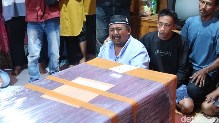 Jenazah Rizal Sampurna yang meninggal di Kamboja disambut isak tangis setiba di rumah duka Kalipuro, Banyuwangi