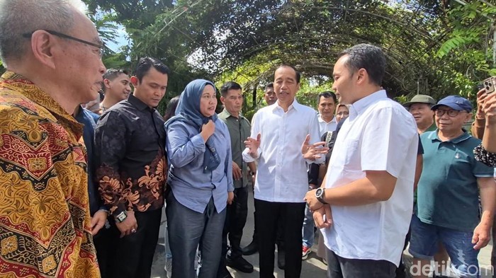 Wali Kota Solo, Respati Ardi menemui Presiden ke-7, Joko Widodo (Jokowi) dikediaman pribadinya di Sumber, Banjarsari Solo, Senin (12/5/2025).