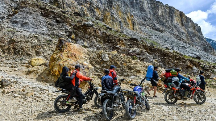 Kang Ojek Kejar Cuan di Gunung Papandayan, Segini Tarifnya Pengendara ojek gunung membawa perlengkapan wisatawan menggunakan motor dua di Taman Wisata Alam (TWA) Gunung Papandayan di Kabupaten Garut, Jawa Barat, Senin (12/5/2025). Pengelola TWA Gunung Papandayan memberdayakan warga sekitar untuk menjadi mitra sebagai penyedia jasa antar jemput atau ojek dengan tarif Rp20.000 hingga pos VII dan Rp150.000 hingga lokasi kemping di Pondok Salada, Gunung Papandayan. ANTARA FOTO/Raisan Al Farisi/Spt.