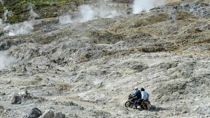 Kang Ojek Kejar Cuan di Gunung Papandayan, Segini Tarifnya Pengendara ojek gunung membawa perlengkapan wisatawan menggunakan motor dua di Taman Wisata Alam (TWA) Gunung Papandayan di Kabupaten Garut, Jawa Barat, Senin (12/5/2025). Pengelola TWA Gunung Papandayan memberdayakan warga sekitar untuk menjadi mitra sebagai penyedia jasa antar jemput atau ojek dengan tarif Rp20.000 hingga pos VII dan Rp150.000 hingga lokasi kemping di Pondok Salada, Gunung Papandayan. ANTARA FOTO/Raisan Al Farisi/Spt.