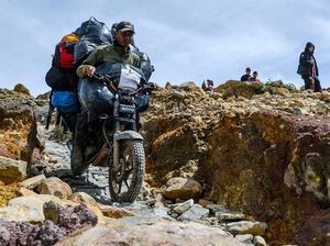 Kang Ojek Kejar Cuan di Gunung Papandayan, Segini Tarifnya