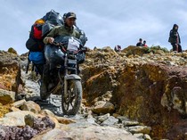 Kang Ojek Kejar Cuan di Gunung Papandayan, Segini Tarifnya