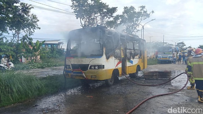 Keadaan bus kota mahasiswa Unsri yang terbakar diduga akibat korsleting listrik. Tak ada korban jiwa maupun luka.