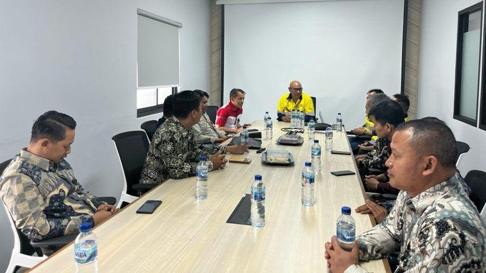 Kepala BPVP Banyuwangi, Arsad beserta jajarannya saat berkunjung ke PT BSI ditemui GMO sekaligus Kepala Teknik Tambang Roelly Fransza