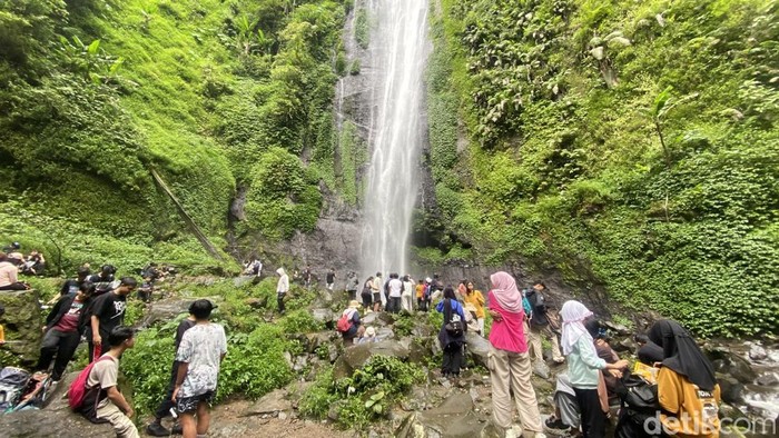 Keramaian wisatawan di Curug Cibeureum Sukabumi