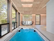 Inspirasi Kolam Renang Indoor, Nggak Bikin Pengap dan Cocok buat Rumah Kecil