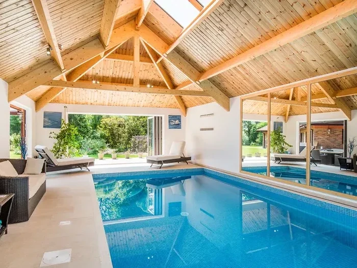 Kolam renang indoor/Origin Pools, Mike Sannwald Kirk (IO Photography) via The Spruce Kolam renang indoor