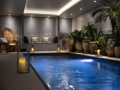 Kolam renang indoor