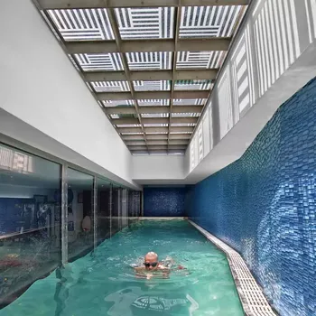 Kolam renang indoor