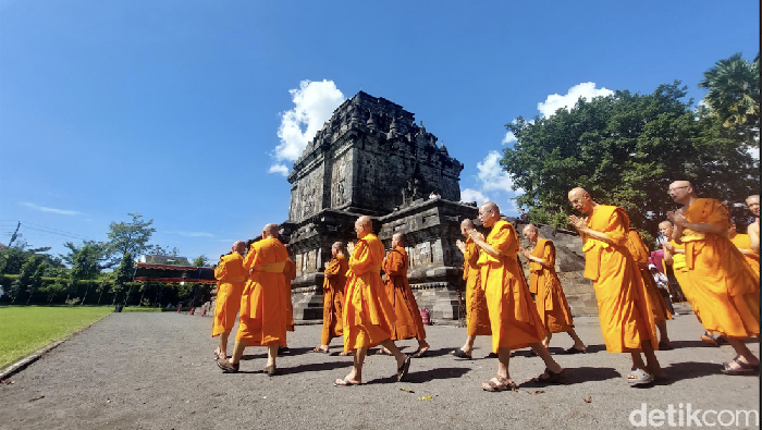 Kondisi terkini di Candi Mendut menjelang kirab Waisak, Senin (12/5/2025).