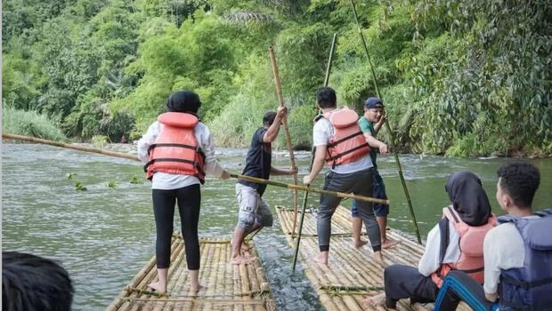 Loksado Bamboo Rafting di Kabupaten Hulu Sungai Selatan.