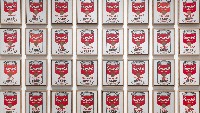 Tampak sederhana tetapi ada upaya keras yang dilakukan Andy warhol dalam menciptakan lukisan Campbells Soup Cans. Sebanyak 32 kaleng sup tomat dilukiskan di atas 32 kanvas yang berbeda. Foto: Tiqets