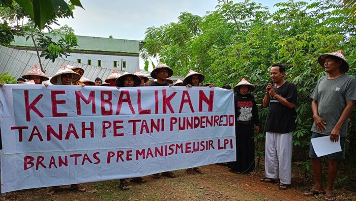 Masyarakat Petani Pundenrejo saat menggelar pernyataan sikap atas kejadian perobohan rumah warga oleh massa bertopeng, Senin (12/5/2025).