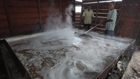 Proses produksi garam di pesisir Selat Malaka Aceh tersebut dilakukan secara tradisional. 