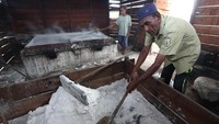 Produksi garam tradisional tersebut merupakan salah satu upaya memenuhi kebutuhan garam nasional yang diperkirakan mencapai 4,9 juta ton pada tahun 2025.  