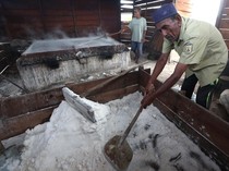 Melihat Pembuatan Garam Tradisional di Aceh