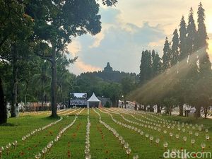 Sore Syahdu di Candi Borobudur Menanti Festival Lampion Waisak
