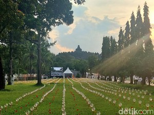 Sore Syahdu di Candi Borobudur Menanti Festival Lampion Waisak