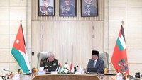 Menhan bersama delegasi RI berkesempatan menerima paparan komprehensif dari Kepala Staf Gabungan Angkatan Bersenjata Yordania (JAF) H.E. Mayor Jenderal Yousef Huneiti mengenai fasilitas pelatihan dan mekanisme latihan yang mereka miliki.  