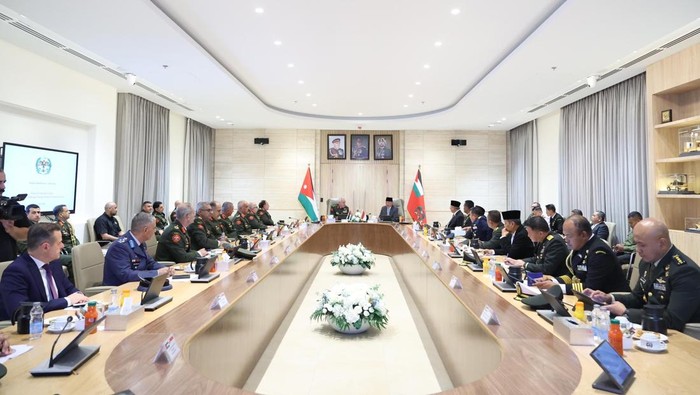 Menhan ke Yordania, Bahas Penguatan Kapasitas Pertahanan Menteri Pertahanan RI Sjafrie Sjamsoeddin bersama delegasi RI melakukan kunjungan kerja ke Yordania, Sabtu, (10/5/2025).