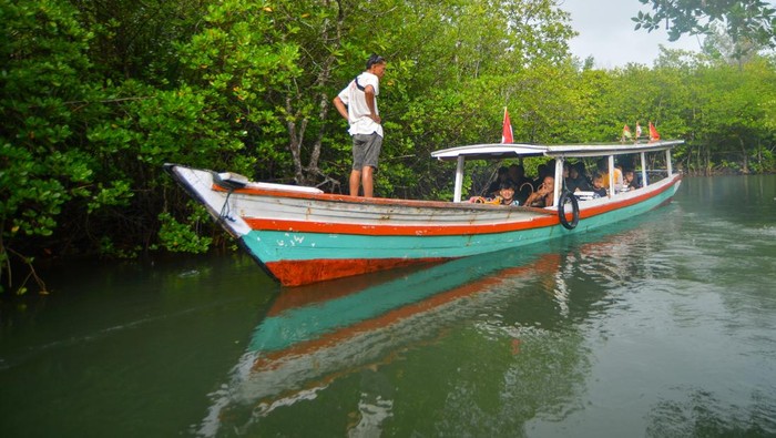 Menikmati Wisata Bahari Kawasan Mandeh Sumbar Wisatawan menaiki kapal wisata di hutan mangrove Kawasan Mandeh, Pesisir Selatan, Sumatera Barat, Sabtu (10/5/2025). Wisatawan dapat menikmati wisata bahari Mandeh yang kini sedang diusulkan sebagai destinasi pariwisata prioritas nasional oleh pemerintah daerah itu dengan tarif jasa kapal Rp800 ribu per sekali perjalanan mengelilingi kawasan. ANTARA FOTO/Iggoy el Fitra/bar