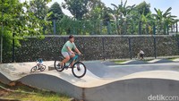 Di sudut lain, tersedia area BMX, skateboard, wall climbing, hingga gym outdoor ala drama Korea yang menarik perhatian pengunjung dewasa. Semua fasilitas ini terintegrasi dalam kawasan seluas 3,9 hektar yang asri dan ramah keluarga.